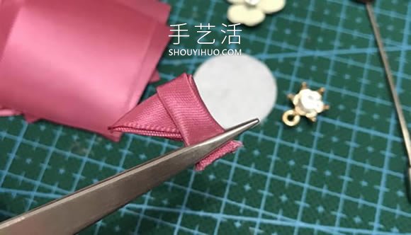 自制花朵形狀的胸針 會(huì)用緞帶做花瓣就不難！ -  itrip.net.cn