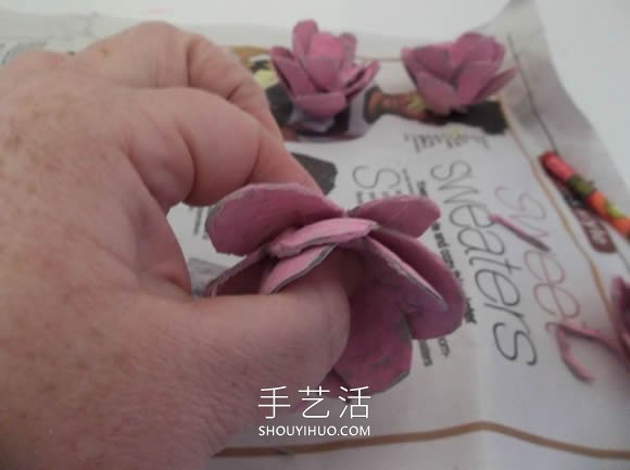 雞蛋保護(hù)托廢物利用 手工制作花朵的做法 -  itrip.net.cn