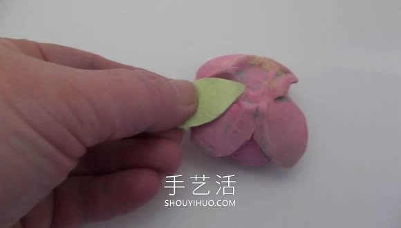 雞蛋保護(hù)托廢物利用 手工制作花朵的做法 -  itrip.net.cn