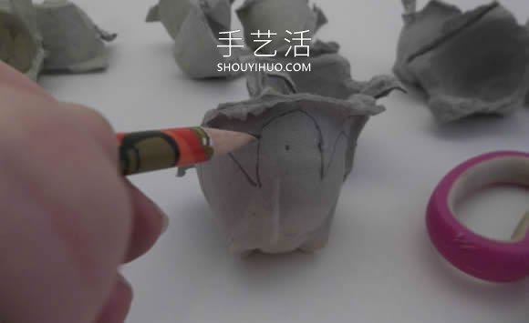 雞蛋保護(hù)托廢物利用 手工制作花朵的做法 -  itrip.net.cn