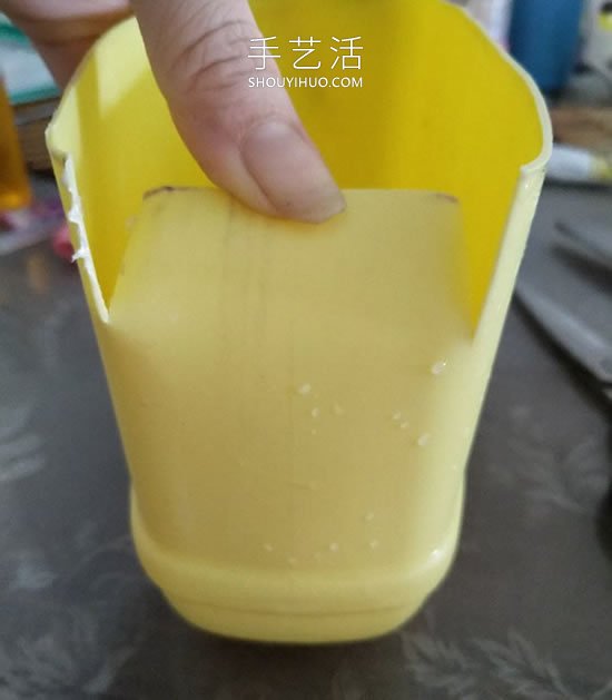 洗潔精瓶廢物利用制作洗漱用品收納籃的做法 -  itrip.net.cn