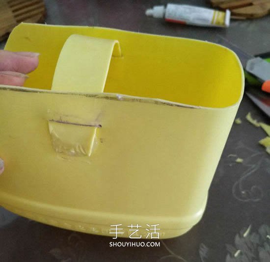 洗潔精瓶廢物利用制作洗漱用品收納籃的做法 -  itrip.net.cn
