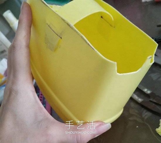 洗潔精瓶廢物利用制作洗漱用品收納籃的做法 -  itrip.net.cn