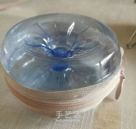 自制耳機(jī)包的方法 只需兩個(gè)塑料瓶廢物利用！ -  itrip.net.cn