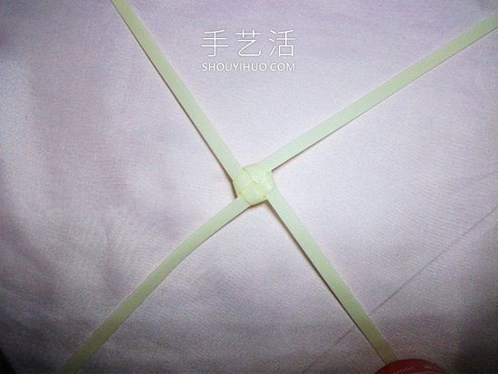 塑料包裝帶編織玫瑰花的方法圖解教程 -  itrip.net.cn