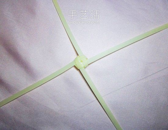 塑料包裝帶編織玫瑰花的方法圖解教程 -  itrip.net.cn