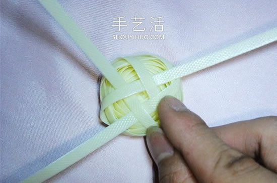 塑料包裝帶編織玫瑰花的方法圖解教程 -  itrip.net.cn