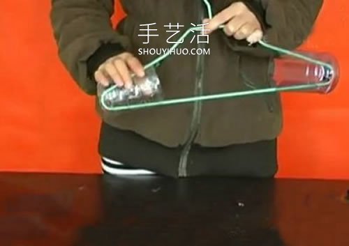 自制無痕衣架的方法 兩個塑料瓶就能搞定！ -  itrip.net.cn