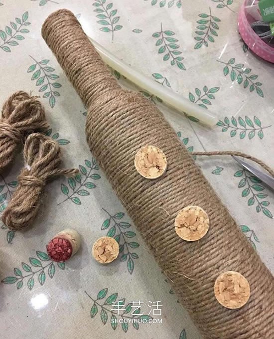 自制麻繩花瓶的方法 簡(jiǎn)單的紅酒瓶再利用！ -  itrip.net.cn