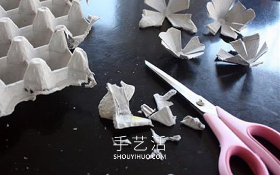 幼兒園手工制作雞蛋托彩色花環(huán)的做法教程 -  itrip.net.cn