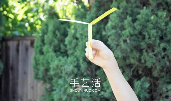 幼兒園用彩紙手工制作旋轉(zhuǎn)飛機的做法教程 -  itrip.net.cn