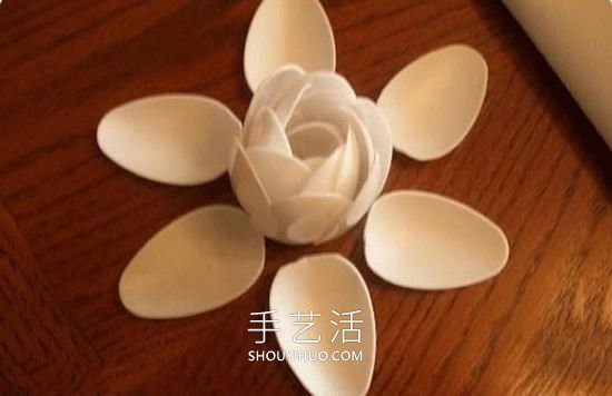 自制一次性勺子蓮花的方法圖解教程 -  itrip.net.cn