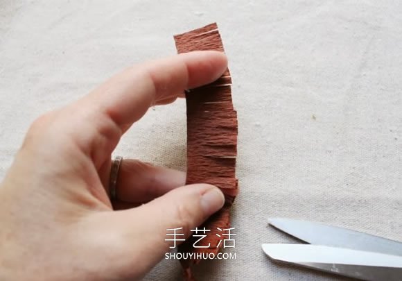 自制皺紋紙橡子和松果掛飾的方法圖解教程 -  itrip.net.cn