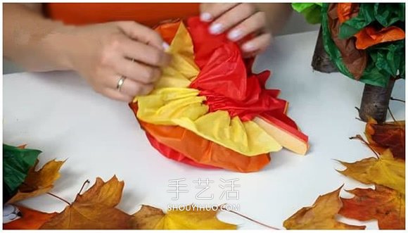 幼兒用皺紋紙手工制作秋天大樹的做法教程 -  itrip.net.cn
