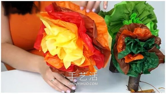 幼兒用皺紋紙手工制作秋天大樹的做法教程 -  itrip.net.cn
