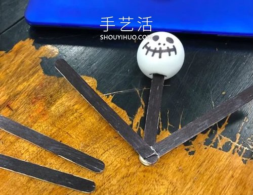 自制萬(wàn)圣節(jié)骷髏小人掛飾的方法圖解教程 -  itrip.net.cn