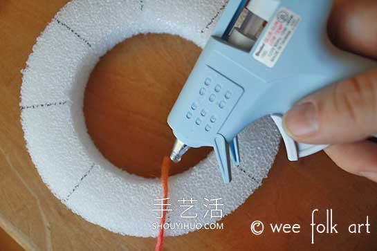 海綿上纏繞紗線 制作漂亮節(jié)日裝飾燭臺！ -  itrip.net.cn