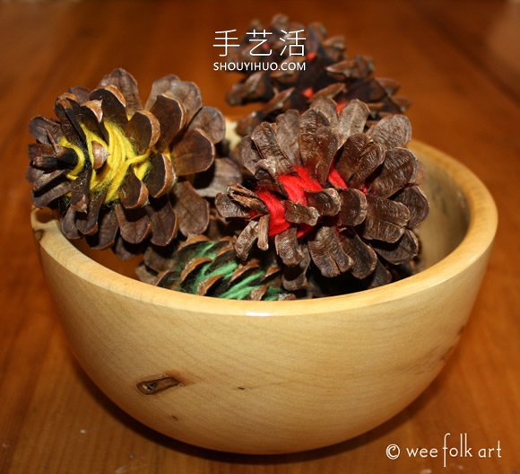 松果上纏繞紗線 超簡(jiǎn)單秋天裝飾品的制作方法 -  itrip.net.cn