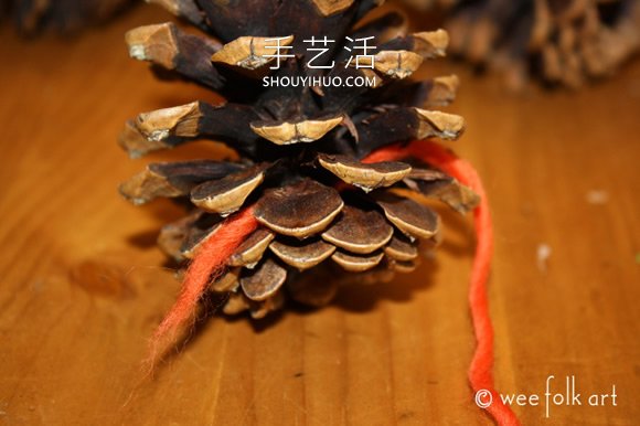 松果上纏繞紗線 超簡(jiǎn)單秋天裝飾品的制作方法 -  itrip.net.cn