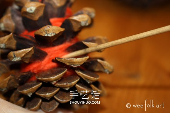松果上纏繞紗線 超簡(jiǎn)單秋天裝飾品的制作方法 -  itrip.net.cn