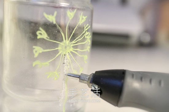 玻璃瓶廢物利用DIY制作蒲公英燭臺的做法教程 -  itrip.net.cn