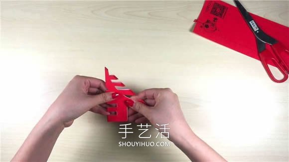 春節(jié)剪紙春字掛飾的折法和剪法圖解教程 -  itrip.net.cn
