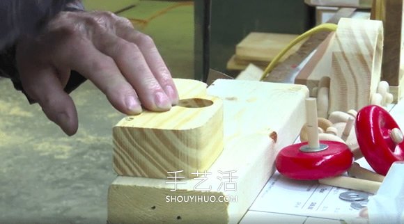 80歲木工每年為需要幫助的兒童制作木制玩具 -  itrip.net.cn