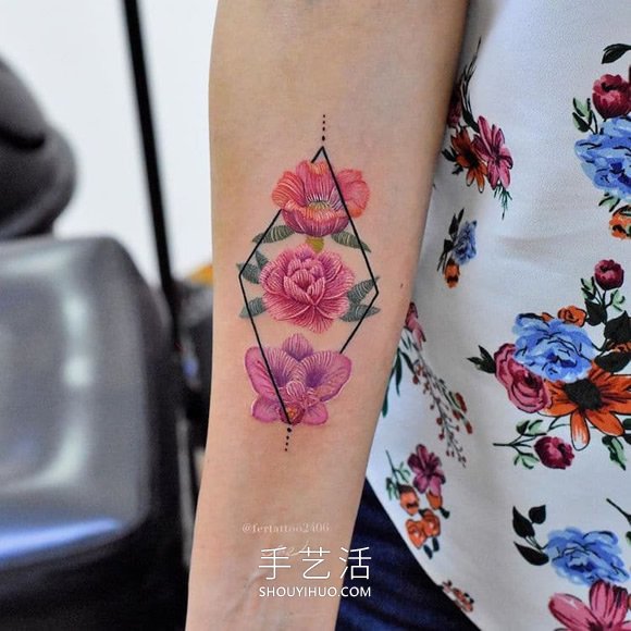 太驚艷！墨西哥紋身師“縫”出彩色花卉紋身 -  itrip.net.cn