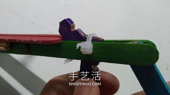 雪糕棍手工制作紙飛機(jī)橡皮筋彈射器的做法 -  itrip.net.cn