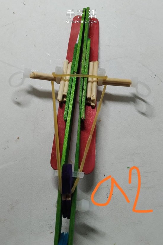雪糕棍手工制作紙飛機(jī)橡皮筋彈射器的做法 -  itrip.net.cn