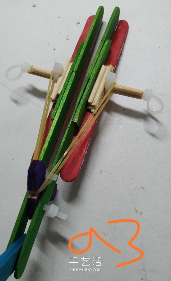 雪糕棍手工制作紙飛機(jī)橡皮筋彈射器的做法 -  itrip.net.cn