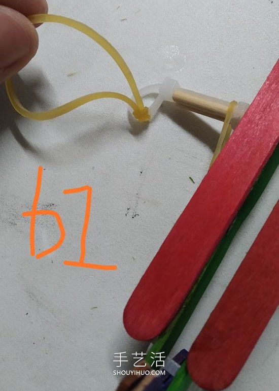 雪糕棍手工制作紙飛機(jī)橡皮筋彈射器的做法 -  itrip.net.cn