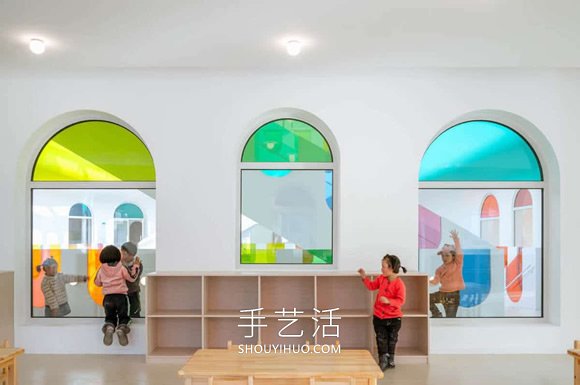 彩虹玻璃將這個幼兒園變成彩色的萬花筒 -  itrip.net.cn