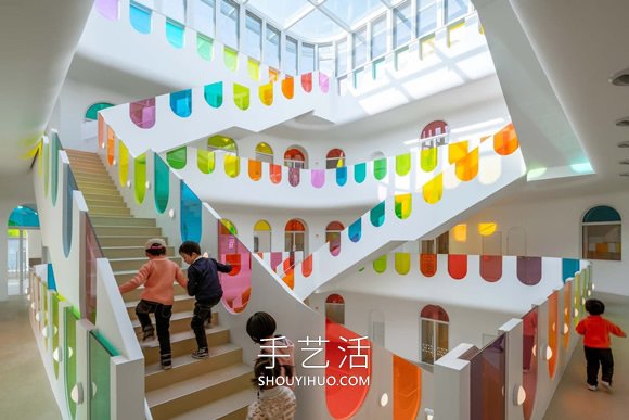 彩虹玻璃將這個幼兒園變成彩色的萬花筒 -  itrip.net.cn