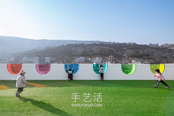 彩虹玻璃將這個幼兒園變成彩色的萬花筒 -  itrip.net.cn