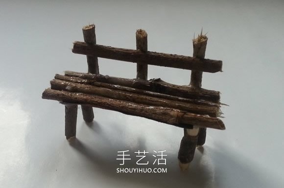 幼兒用樹(shù)枝做長(zhǎng)椅和桌子的手工教程 -  itrip.net.cn