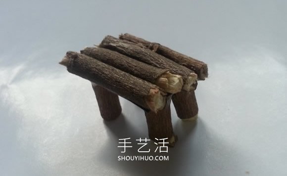 幼兒用樹(shù)枝做長(zhǎng)椅和桌子的手工教程 -  itrip.net.cn