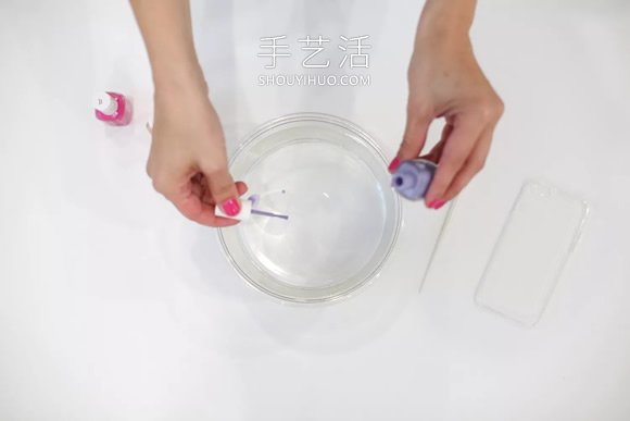 DIY大理石花紋指甲油手機(jī)殼的方法教程 -  itrip.net.cn
