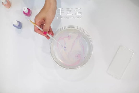 DIY大理石花紋指甲油手機(jī)殼的方法教程 -  itrip.net.cn