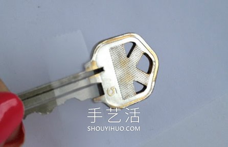 DIY閃閃發(fā)光的指甲油鑰匙手工改造教程 -  itrip.net.cn