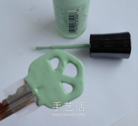 DIY閃閃發(fā)光的指甲油鑰匙手工改造教程 -  itrip.net.cn