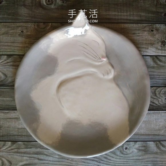 受到貓咪睡眠姿勢(shì)的啟發(fā)，手工創(chuàng)意陶瓷貓碟 -  itrip.net.cn