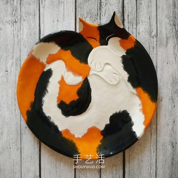 受到貓咪睡眠姿勢(shì)的啟發(fā)，手工創(chuàng)意陶瓷貓碟 -  itrip.net.cn