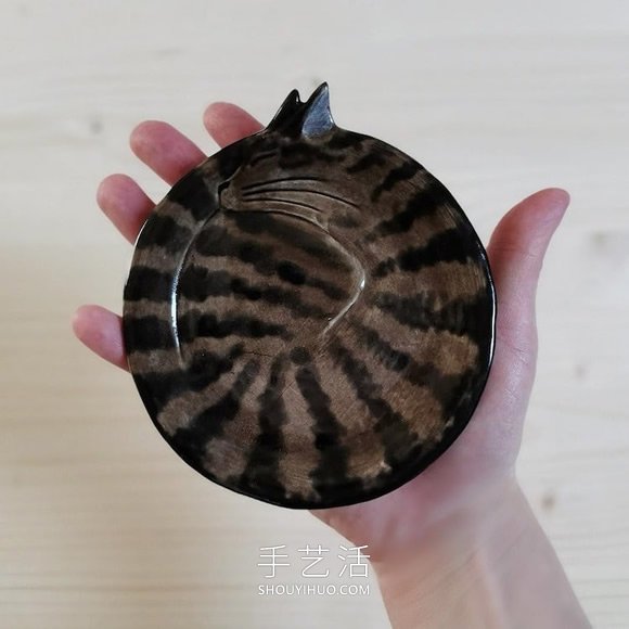 受到貓咪睡眠姿勢(shì)的啟發(fā)，手工創(chuàng)意陶瓷貓碟 -  itrip.net.cn