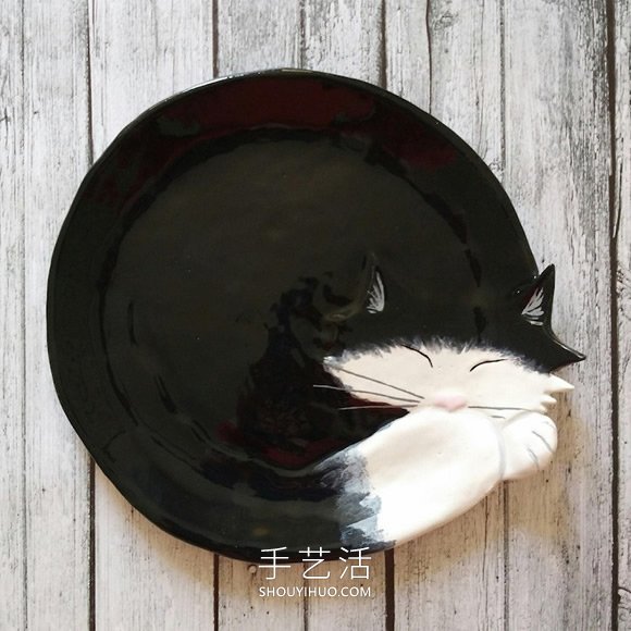 受到貓咪睡眠姿勢(shì)的啟發(fā)，手工創(chuàng)意陶瓷貓碟 -  itrip.net.cn
