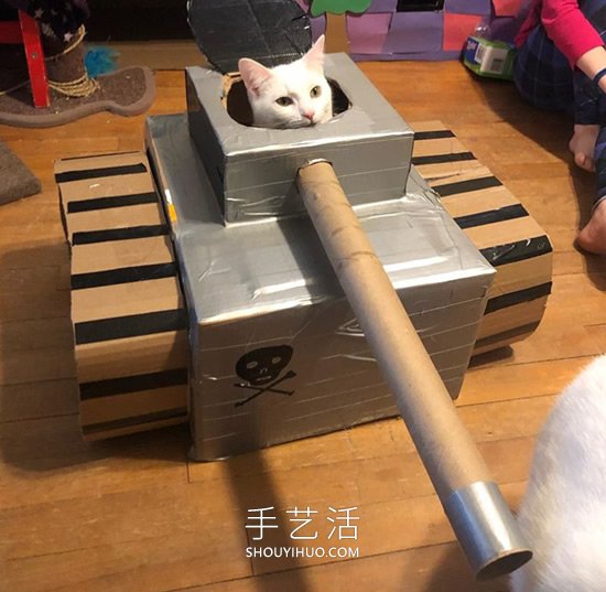 陷入隔離的人們?yōu)樨堖渲谱骷埾鋺?zhàn)車(chē)坦克 -  itrip.net.cn