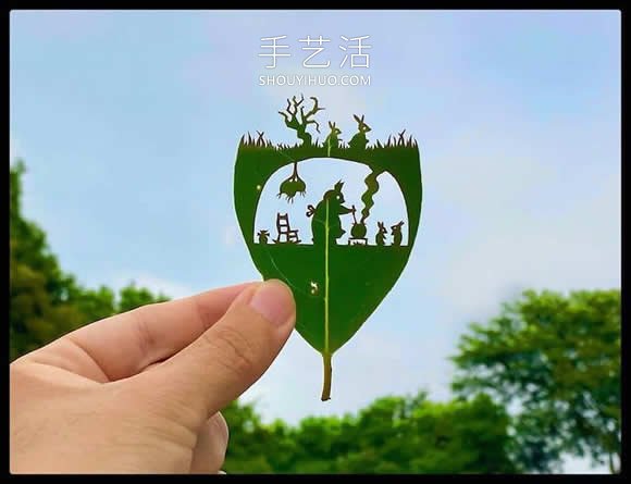 藝術(shù)家精心將復(fù)雜的場景雕刻在樹葉上 -  itrip.net.cn