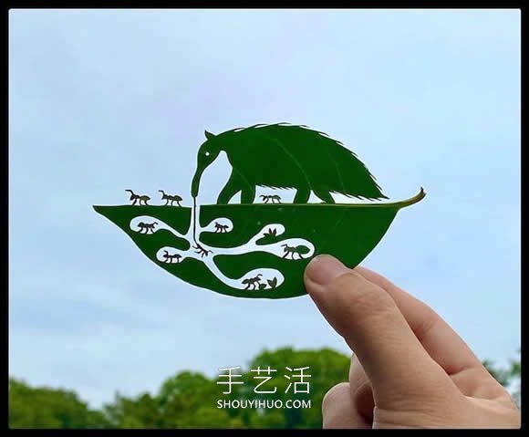 藝術(shù)家精心將復(fù)雜的場景雕刻在樹葉上 -  itrip.net.cn