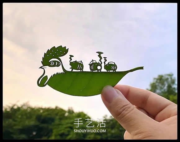 藝術(shù)家精心將復(fù)雜的場景雕刻在樹葉上 -  itrip.net.cn