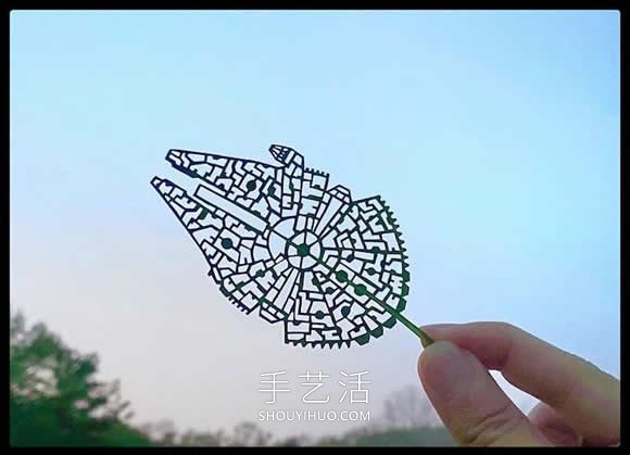 藝術(shù)家精心將復(fù)雜的場景雕刻在樹葉上 -  itrip.net.cn